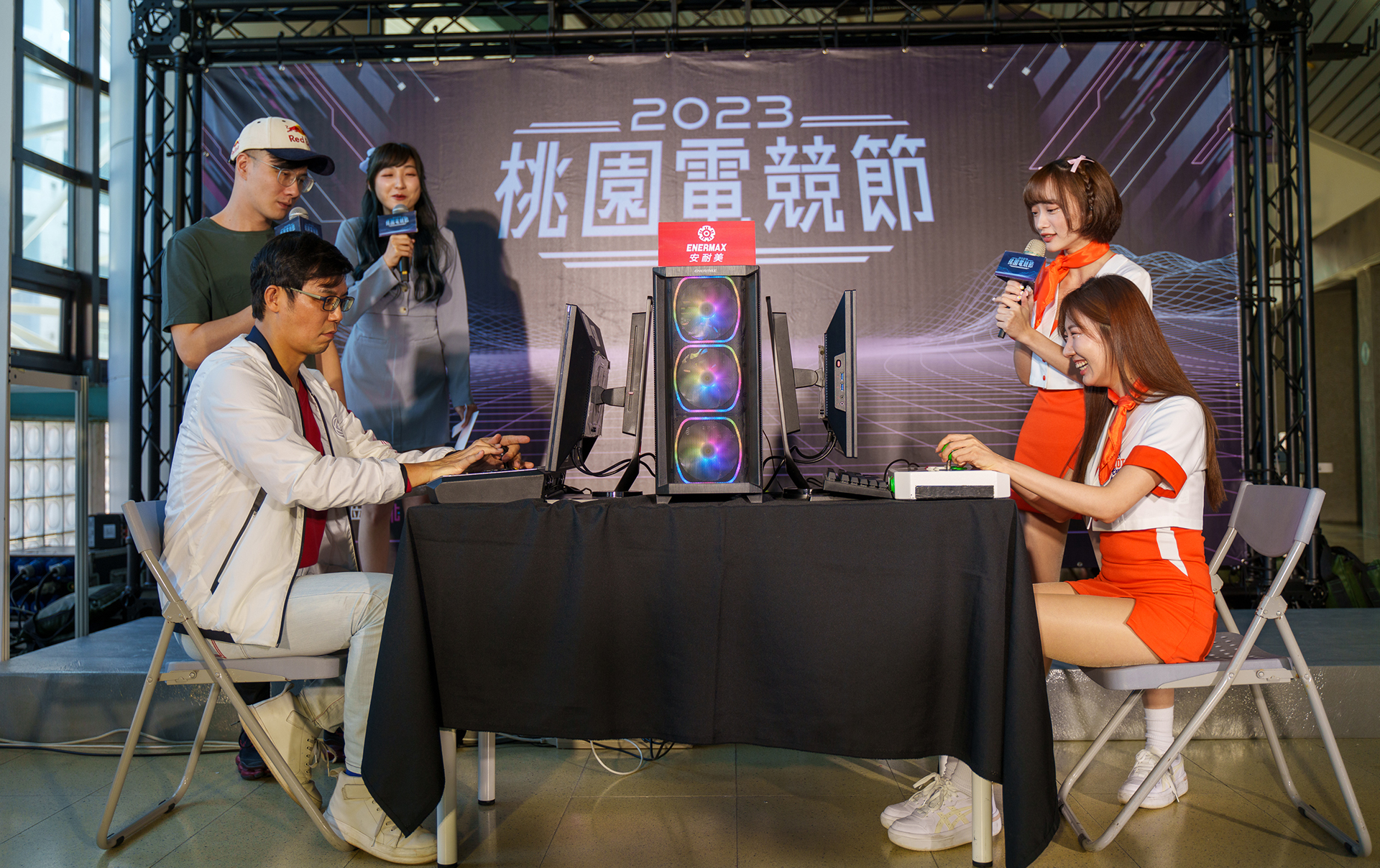 (圖左至右為)亞運銅牌選手林立偉指導體育局局長與桃園璞園領航猿啦啦隊使用ENERMAX安耐美電腦系統進行對戰